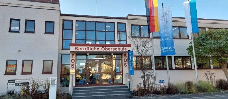Frontansicht der Schule
