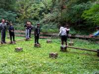 Schüler im Königswald - Hindernisbewältigung