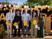 Gruppenfoto der Jahrgangs- und Klassenbesten mit Preisverleihern