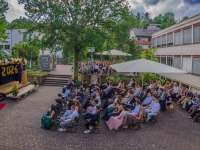 Blick in den Hof mit Absolventen