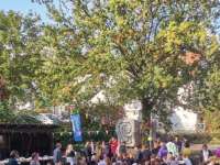 Willkommensfest - Schüler speisen im Hof