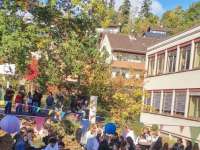 Willkommensfest - Schüler speisen im Hof-2