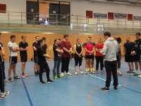 Schüler erhalten Instruktion 2